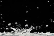 Drop of water splashing von Sami Sarkis Photography