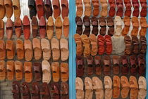 Display of slippers for sale at market von Sami Sarkis Photography