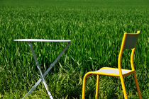Table and chair by wheat field von Sami Sarkis Photography