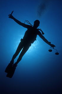 Silhouette of diver with knife and weight scale von Sami Sarkis Photography