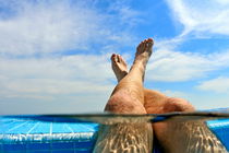 Man's legs out of a swimming pool von Sami Sarkis Photography