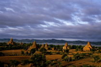 Pagodas at sunrise in Bagan von Sami Sarkis Photography