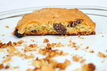 Half cookie and crumbs in plate von Sami Sarkis Photography