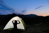 Silhouette of teenager girl (13-14) in illuminated tent von Sami Sarkis Photography