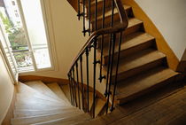 Wooden stairs in traditional parisian building von Sami Sarkis Photography