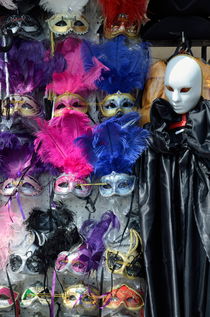 Traditional Venetian masks with feathers von Sami Sarkis Photography