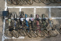 Bicycles parked in rows on a city street in Datong von Sami Sarkis Photography