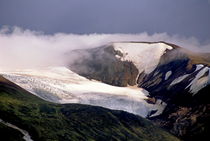 Snowy volcano crater in a remote part of Iceland. von Sami Sarkis Photography