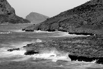 Waves crashing on the coast near Maire Island on a stormy day von Sami Sarkis Photography