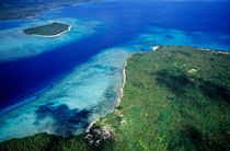 Pele and Kakula islands surrounded by tropical sea von Sami Sarkis Photography