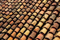 Lines of red tiles on a roof. von Sami Sarkis Photography