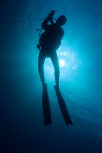 One scuba diver underwater near the Baa Atoll von Sami Sarkis Photography