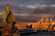 Cathedral  de la Major and cityscape seen from Pharo Hill at sunset von Sami Sarkis Photography