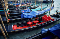 Empty gondolas floating on narrow canal von Sami Sarkis Photography