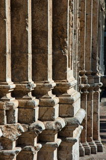 Columns creating the facade of a gothic-style church von Sami Sarkis Photography