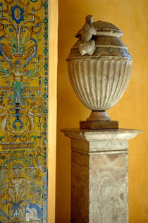 Faience tiles and a sculpted vase decorating the Patio del Crucero in the Alcazar of Seville von Sami Sarkis Photography