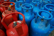 Rows of blue and red domestic gas bottles von Sami Sarkis Photography