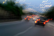 Cars moving on a highway as seen through a blurred windscreen von Sami Sarkis Photography