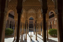 Tourists in the courtyard in the Patio de los Leones area at Alhambra von Sami Sarkis Photography