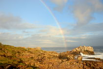Rainbow on Ocean by a rocky shore von Sami Sarkis Photography