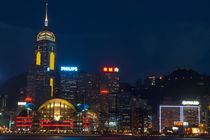 Skyline illuminated at night from Kowloon von Sami Sarkis Photography