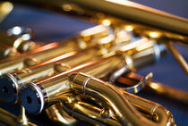 Three musical keys on a shiny trumpet. von Sami Sarkis Photography
