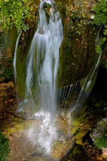 Little waterfall cascading among mossy rocks. von Sami Sarkis Photography