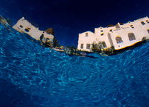 Blurred view of a hotel from underwater von Sami Sarkis Photography