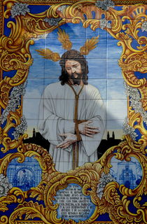 An azulejo ceramic tilework depicting Jesus Christ adorns a building exterior in the Compas de San Francisco von Sami Sarkis Photography