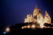 Sacre Coeur lit up at night with flood lights von Sami Sarkis Photography