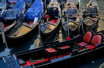 Empty gondolas floating on narrow canal von Sami Sarkis Photography