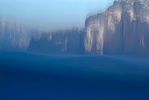 Rock sea cliffs and blue waters surrounding Riou Island von Sami Sarkis Photography