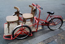 Two chairs on a red rickshaw von Sami Sarkis Photography