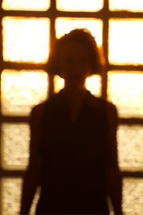 Silhouette of a woman standing in front of a window von Sami Sarkis Photography