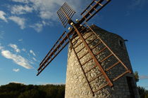 Traditional stone windmill in Les Pennes-Mirabeau von Sami Sarkis Photography