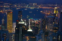 Kowloon skyline and Victoria Harbour at dusk von Sami Sarkis Photography