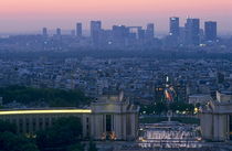Trocadero Palace and the La Défense skyscrapers seen from the Eiffel Tower von Sami Sarkis Photography