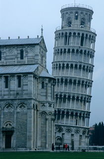 Impressive view of the cathedral standing alongside the Leaning Tower of Pisa von Sami Sarkis Photography