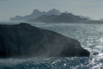 Waves crashing against Riou Island coast on a windy day von Sami Sarkis Photography