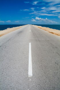 White dividing line marking a road going to Cayo Santa-Maria by Sami Sarkis Photography