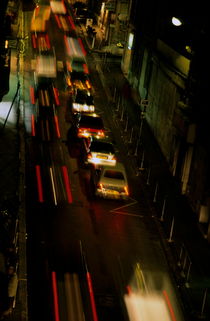 Cars travelling along a street during a rainy night. von Sami Sarkis Photography