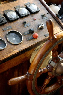 Controls and steering wheel of a dive boat. von Sami Sarkis Photography