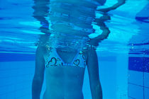 Girl torso underwater reflected by pool surface von Sami Sarkis Photography