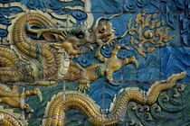 Ornate and decorative dragon on the Nine Dragon Screen in Datong von Sami Sarkis Photography