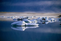 Floating icebergs reflected in the quiet waters of Jokulsarlon von Sami Sarkis Photography