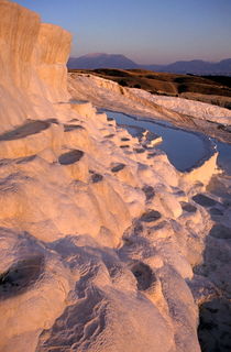 Sunset over the famous 'cotton castle' pools of Pamukkale von Sami Sarkis Photography