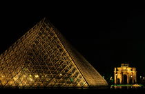 The Louvre Pyramid and the Arc de Triomphe du Carrousel at night von Sami Sarkis Photography