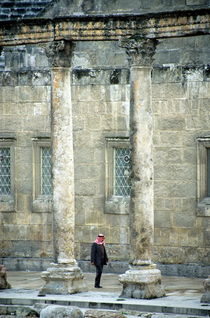 Man walking between columns at the Roman Theatre von Sami Sarkis Photography