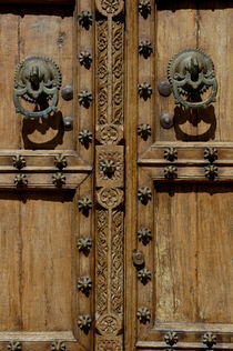 Typical Andalusian-style wooden studded door von Sami Sarkis Photography