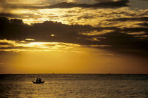 Fishermen in a rowboat silhouetted at sunrise. von Sami Sarkis Photography